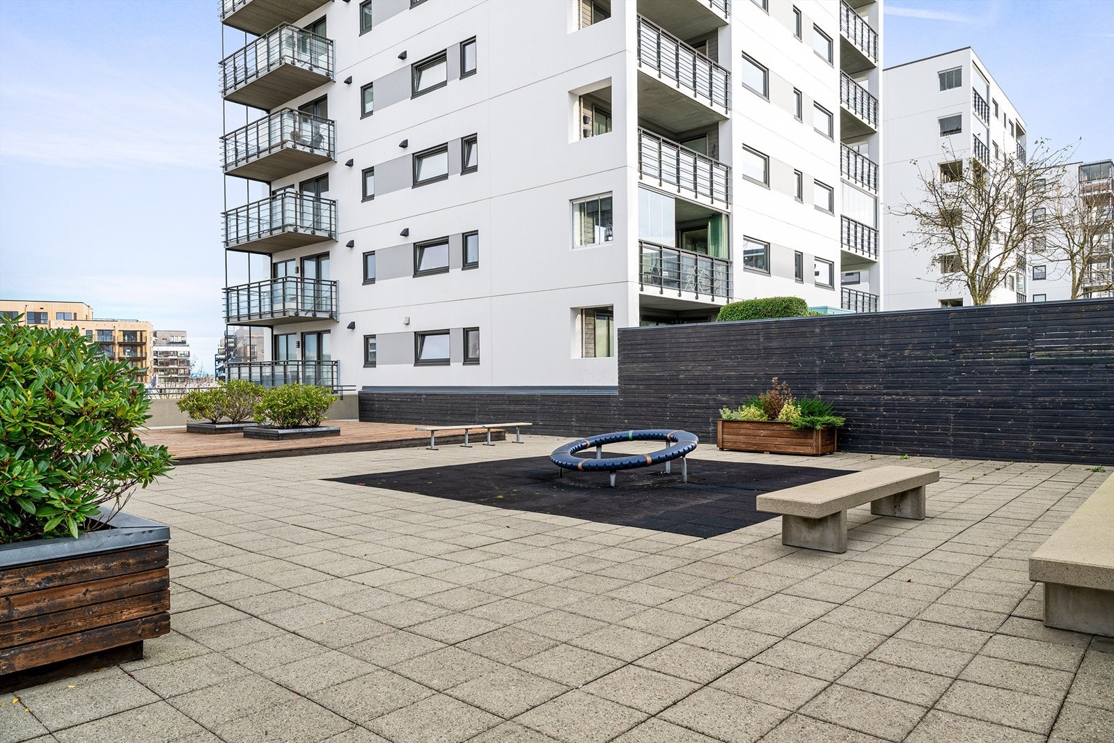 Fra 2. etasje i blokken har du utgang til kjekt uteområdet. Galleribilde