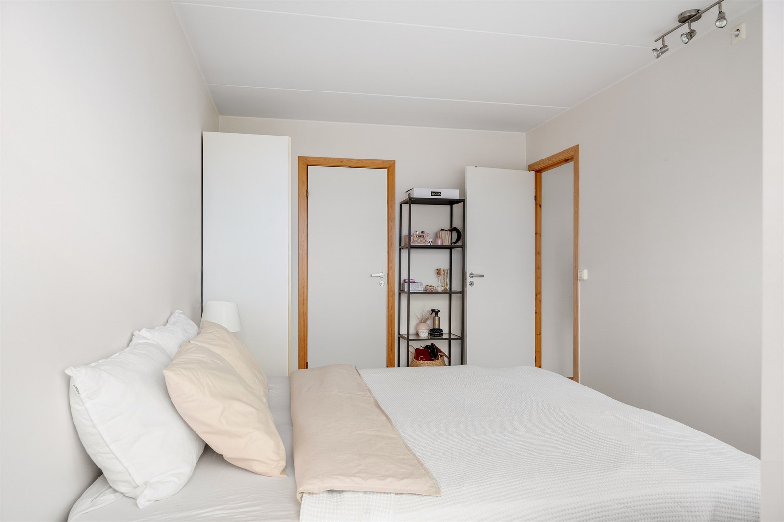 Fra hovedsoverommet har du tilgang til en romslig bod med god oppbevaringsplass. Galleribilde