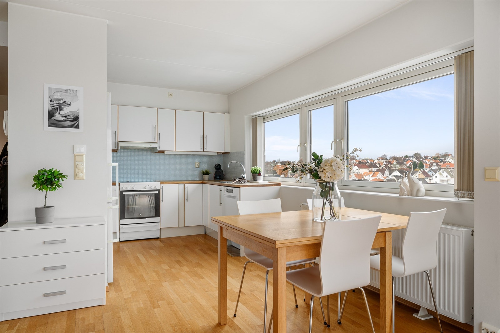 Lyst og fint kjøkken med god plass til sittegruppe. Galleribilde