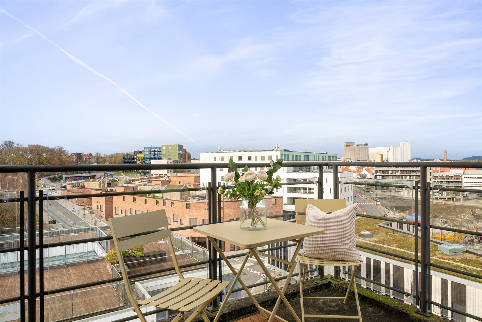 Fra balkongen ser man ned på det nye Lervigskvartalet hvor den nye Lervig skole ligger. Galleribilde