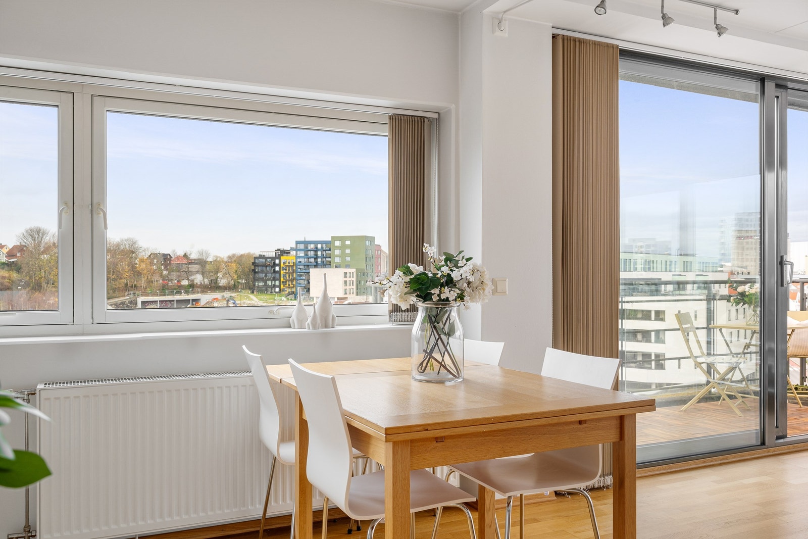 Sittegruppe. Galleribilde