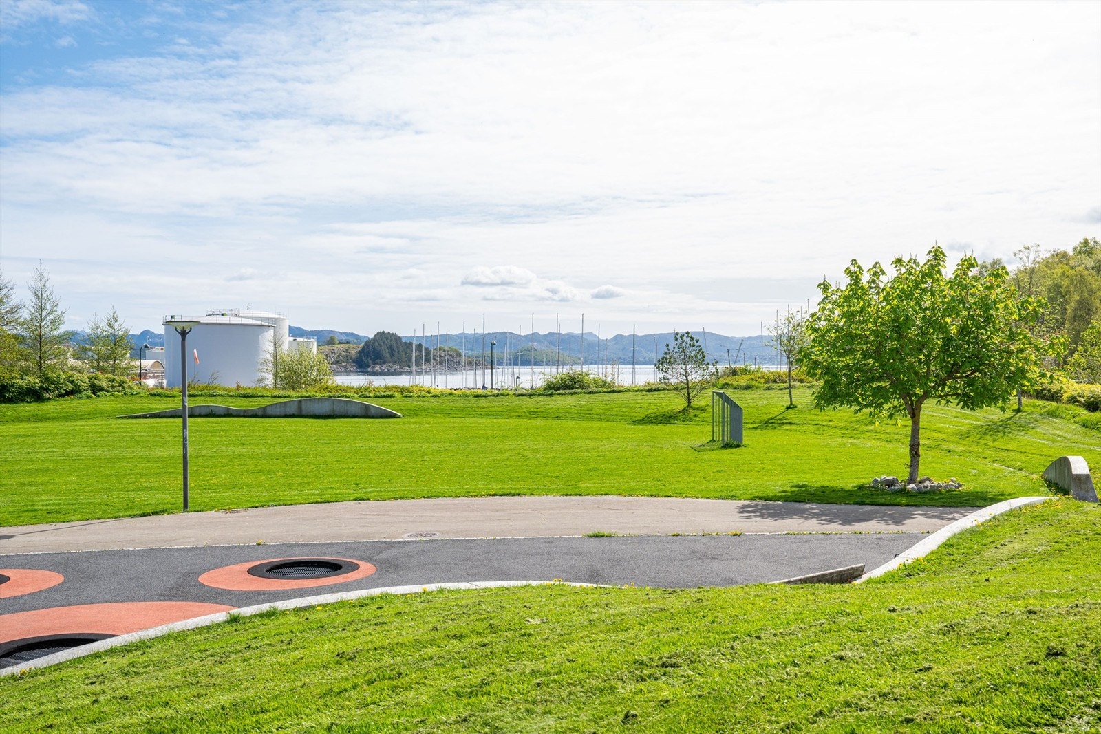 Nærområdet med Breivik småbåtshavn. Galleribilde