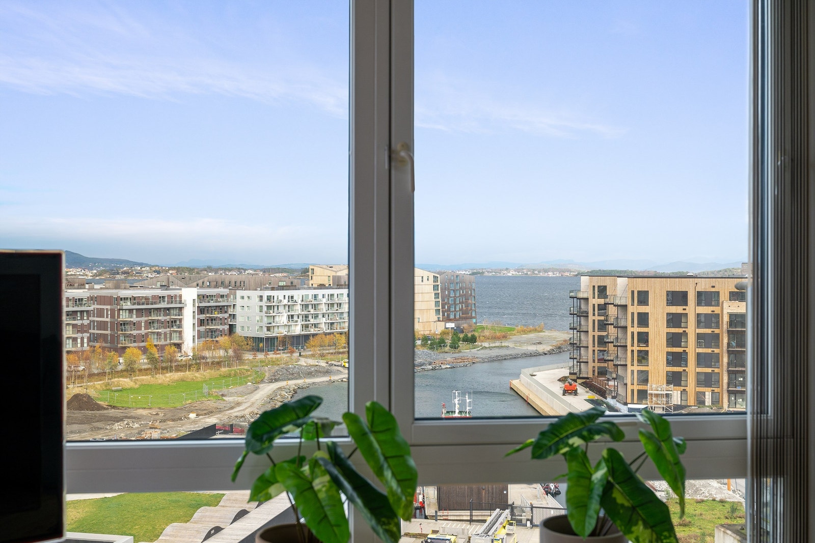 Fra stuen har du god utsikt over Lervigsbukta, hvor den nye Lervigsparken vil strekke seg langs bukta. Galleribilde