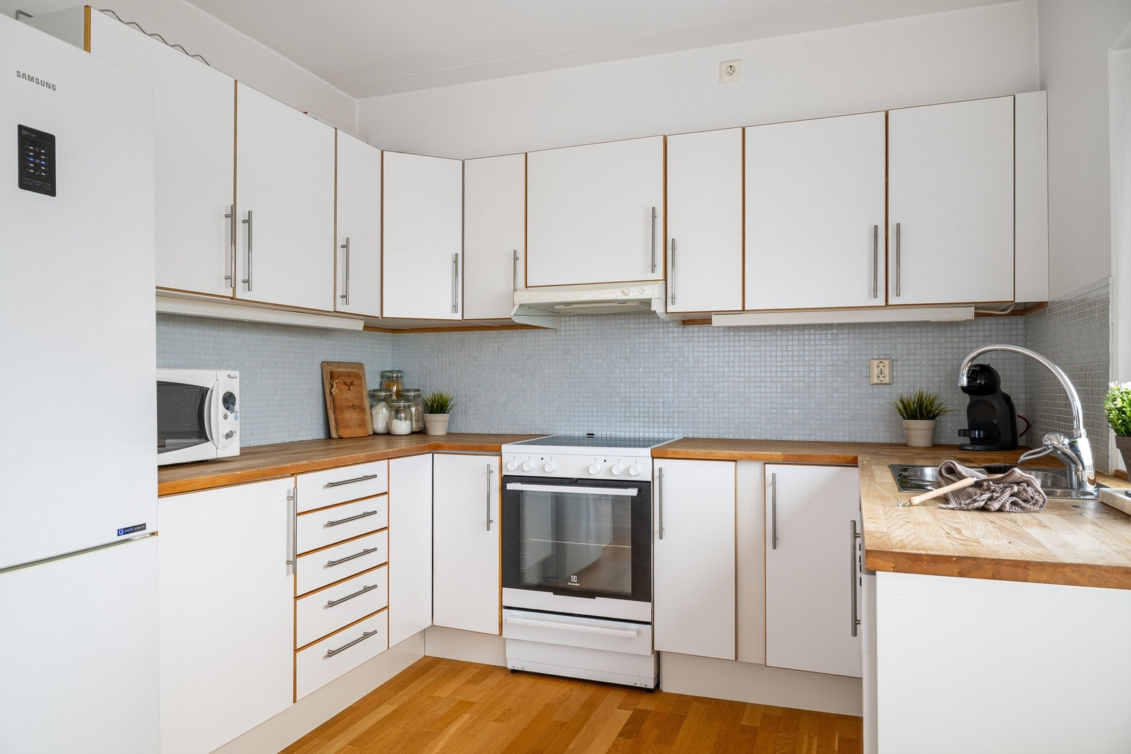 Kjøkkenet har god skap- og benkeplass. Galleribilde