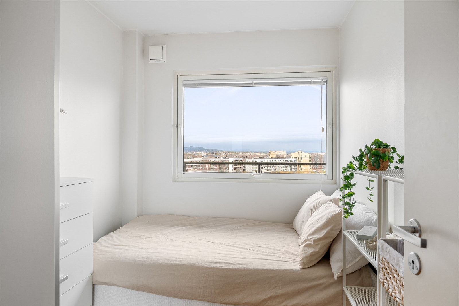 På soverommet har man plass til garderobeskap og oppbevaring. Galleribilde