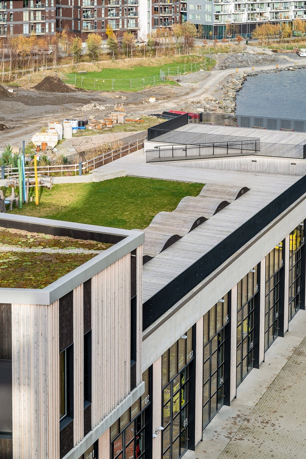 Utsikt over brannstasjonen med en del av Lervigsparken. Galleribilde