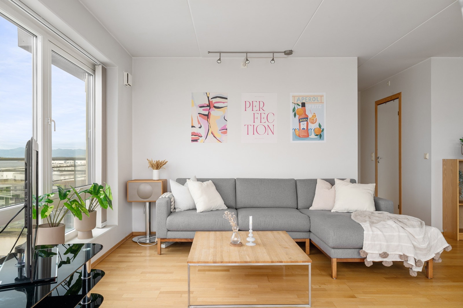 Stue med god plass til sofagruppe. Galleribilde