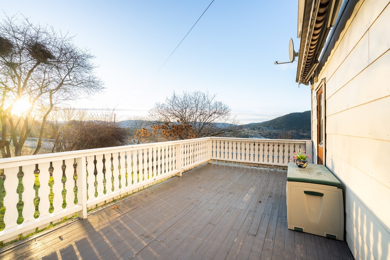 Fra boligen er det nydelig utsikt over skoger og jorder, og det er gode solforhold. Galleribilde