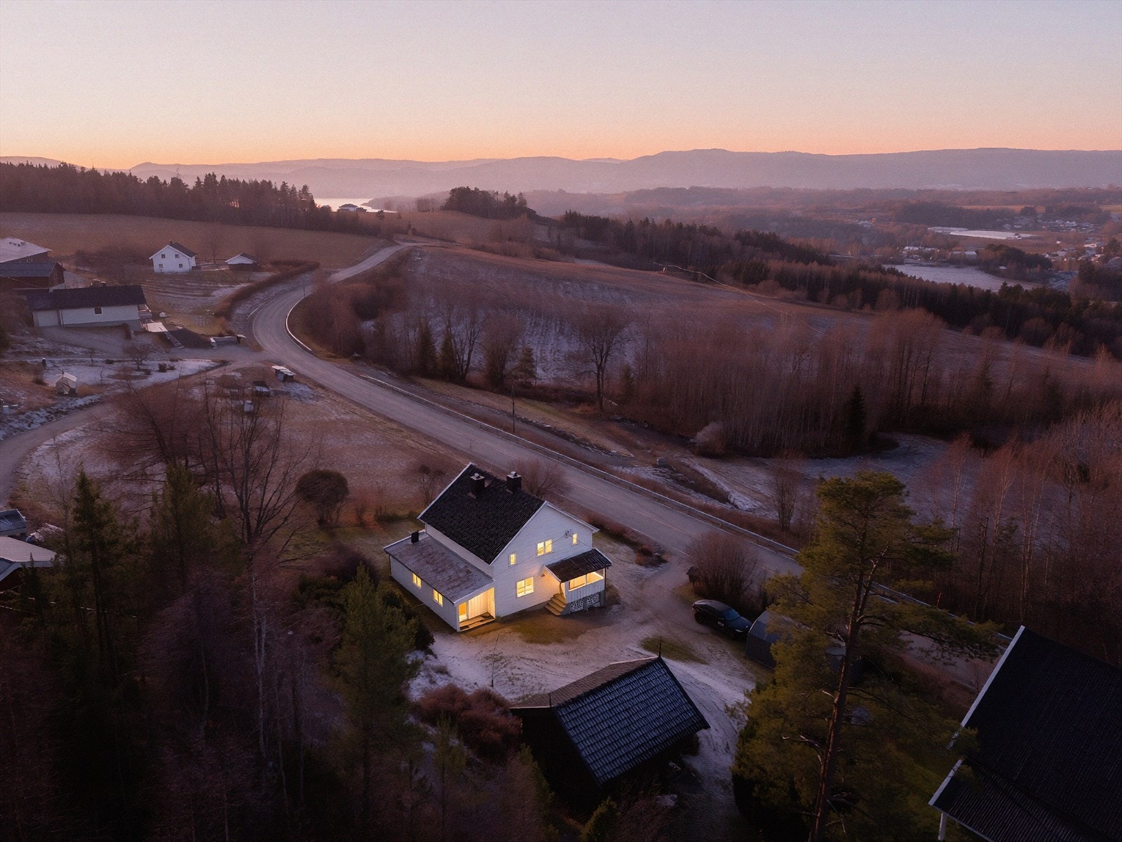 EiendomsMegler1 v/ Are Olsen presenterer Nordagutuvegen 259!
(Bildet er redigert for å fremheve stemningen på kveldstid. Faktiske lysforhold kan variere.) Galleribilde