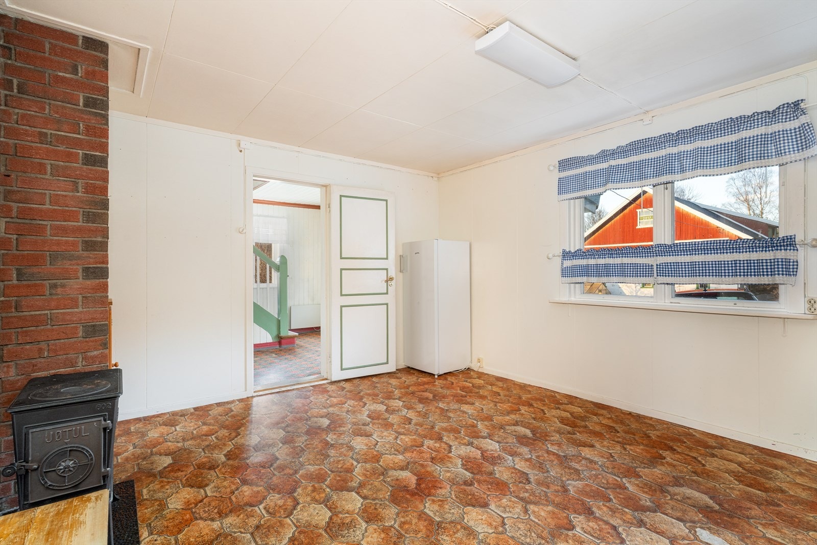 På kjøkkenet er det god plass til spisebord. Galleribilde