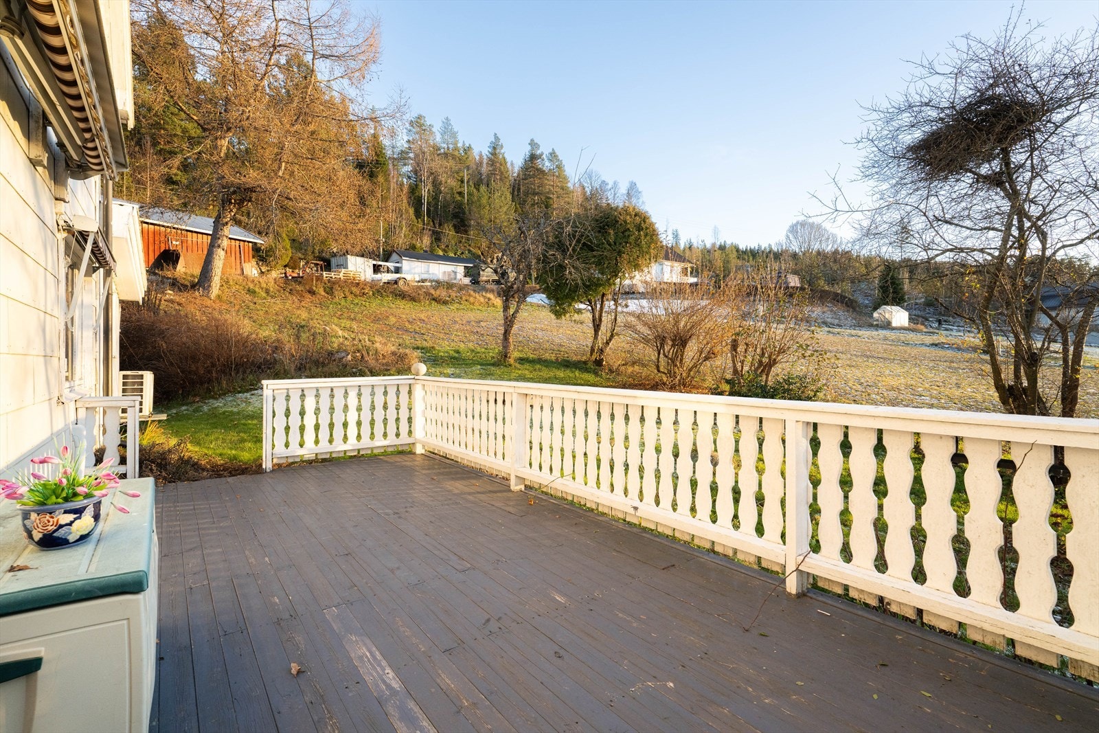 Terrassen har god plass for utemøblement og grill. Galleribilde