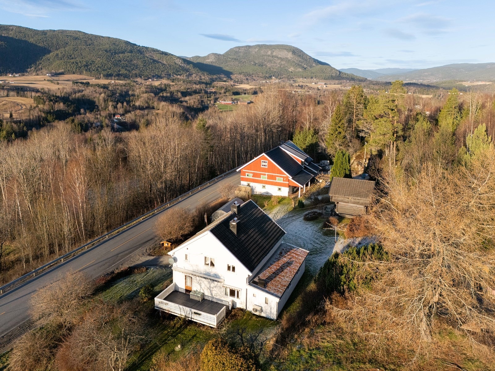 Gårdstunet hvor boligen ligger er opparbeidet med plen, variert beplantning og romslig gårdsplass med plass til parkering. Galleribilde