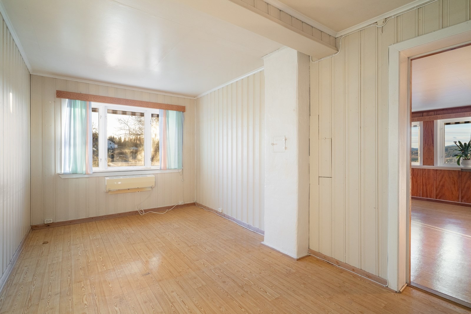 I tillegg er det en lys og hyggelig spisestue hvor det er montert varmepumpe. Galleribilde