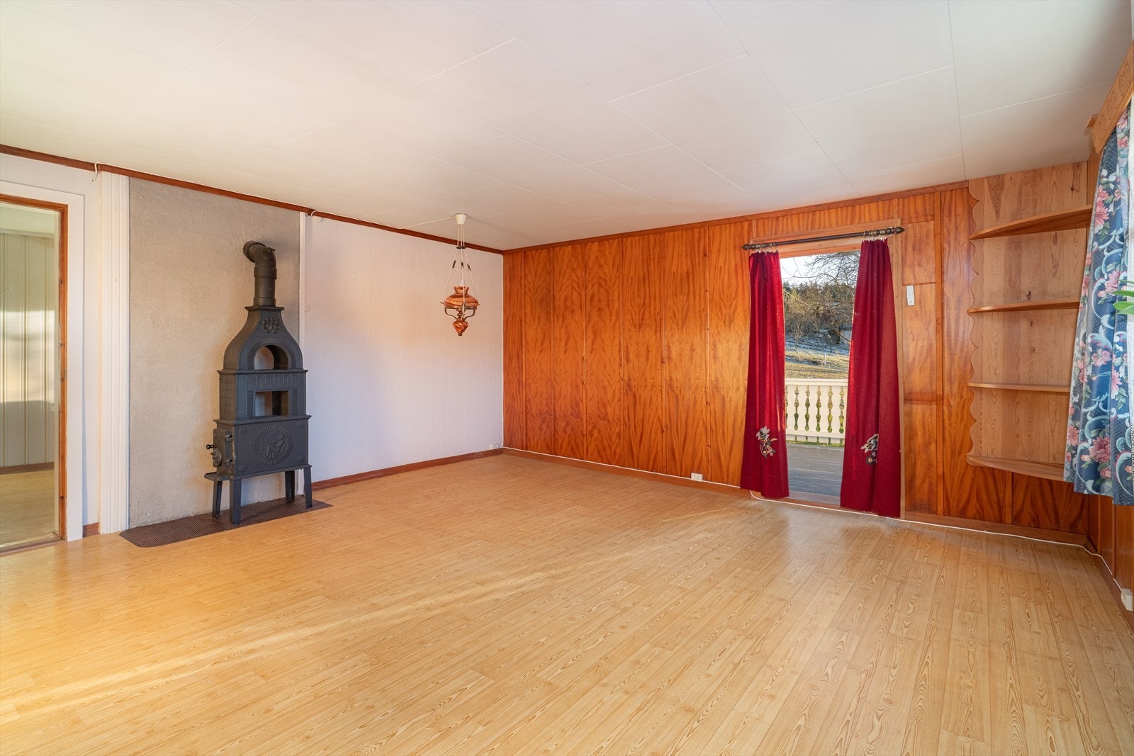 Boligen har en romslig stue med vedovn og utgang til en stor terrasse. Galleribilde