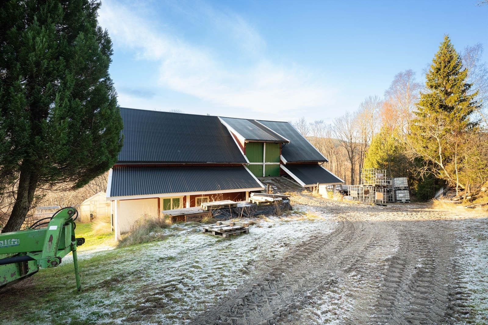 I tillegg til våningshuset er det oppført garasjer, låve og stabbur på eiendommen. Galleribilde