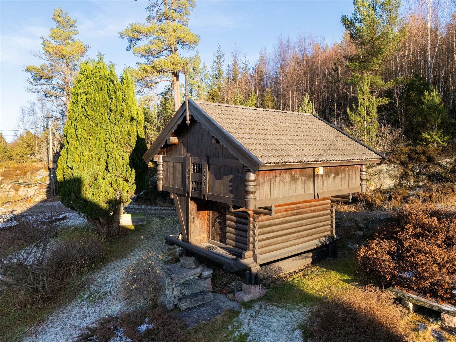 Tomten byr på fine bruksmuligheter og plass til et aktivt liv, hobbyer og f.eks. dyrehold. Galleribilde
