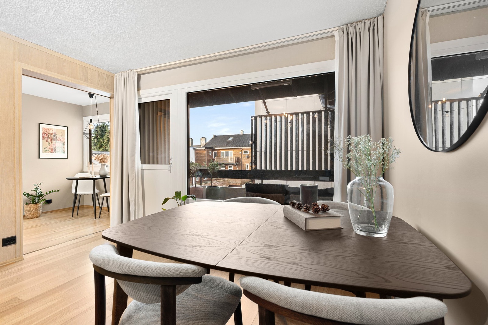 Det er både plass til spisebord i stuen og på kjøkkenet Galleribilde