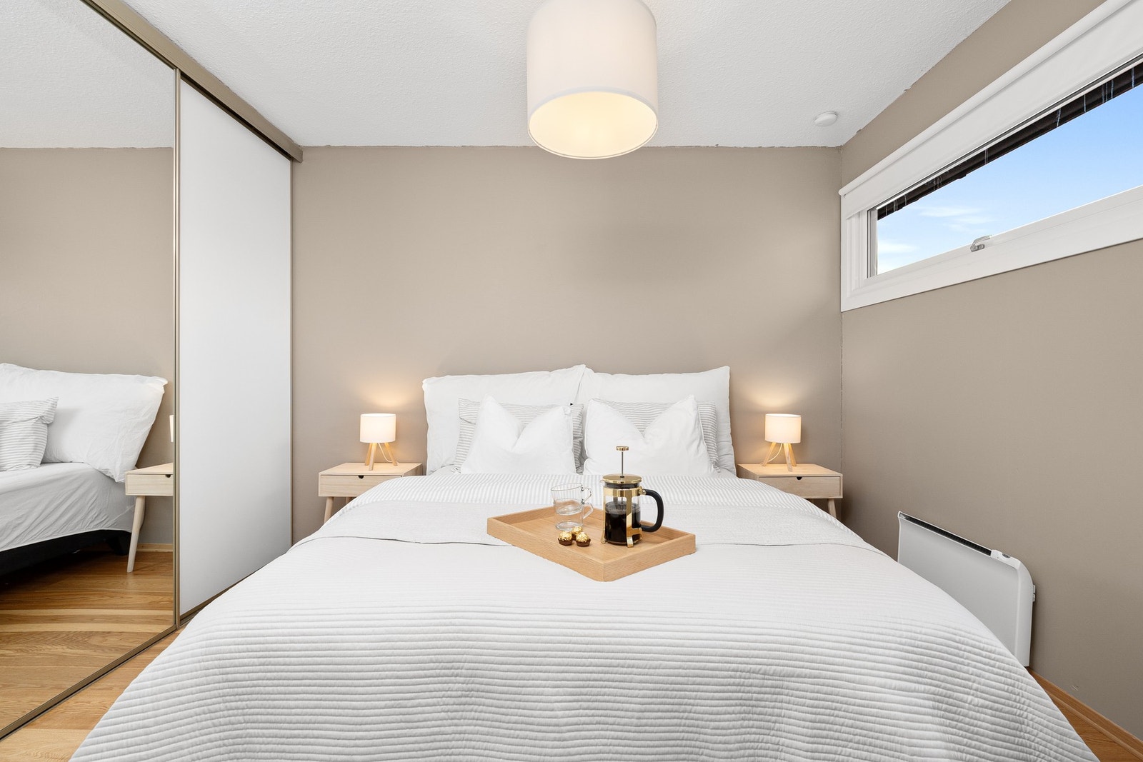 Legg merke til praktisk skyvedørsgarderobe Galleribilde