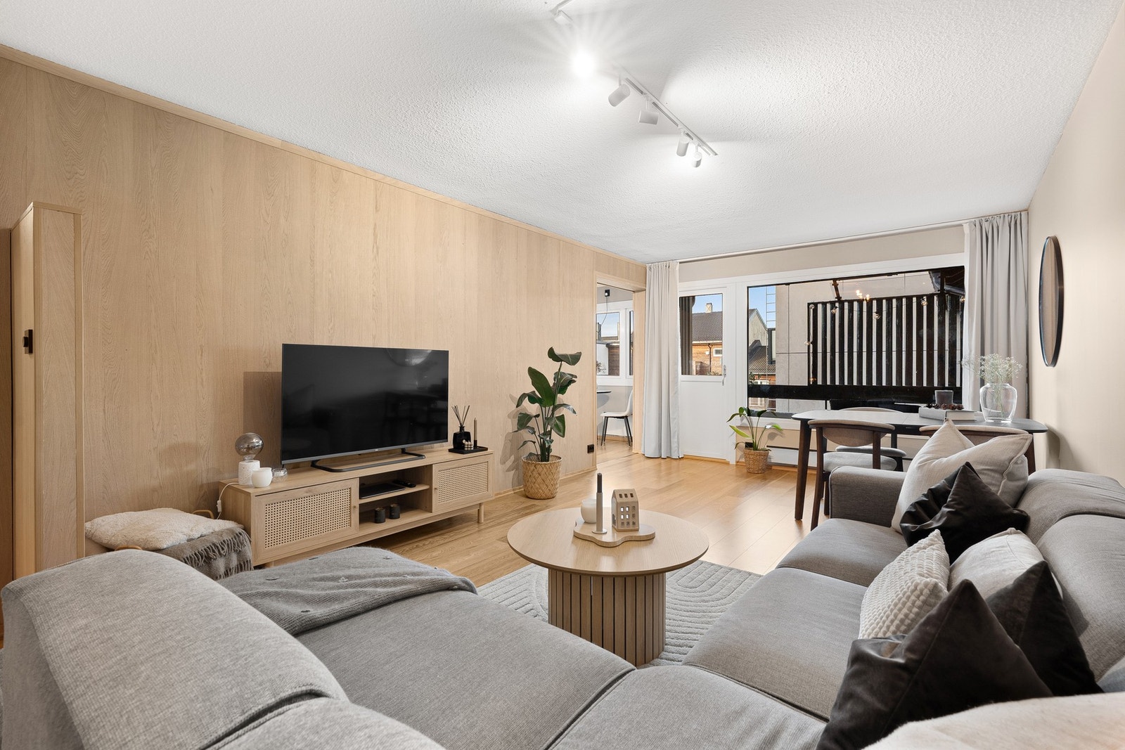 Romslig stue med lunende kontrastvegg meg eikepanel. Galleribilde