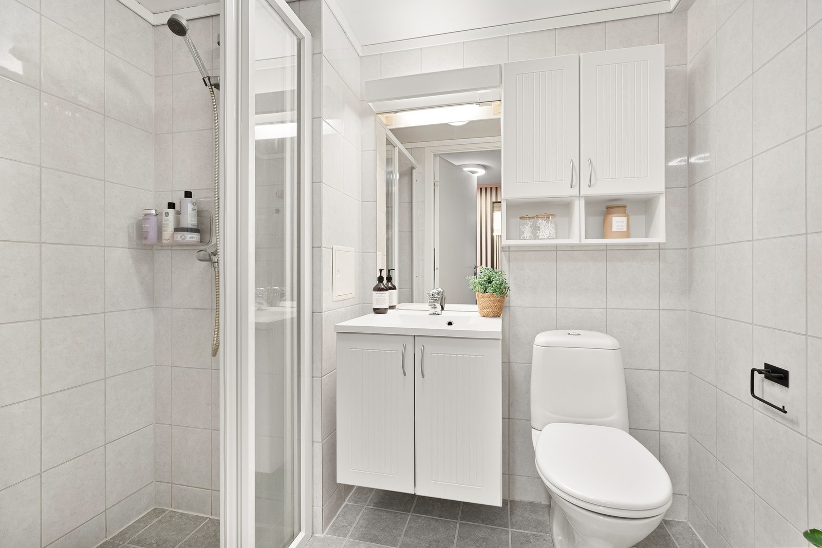 Bad med dusj - varmtvann er inkludert i fellesutgifter Galleribilde