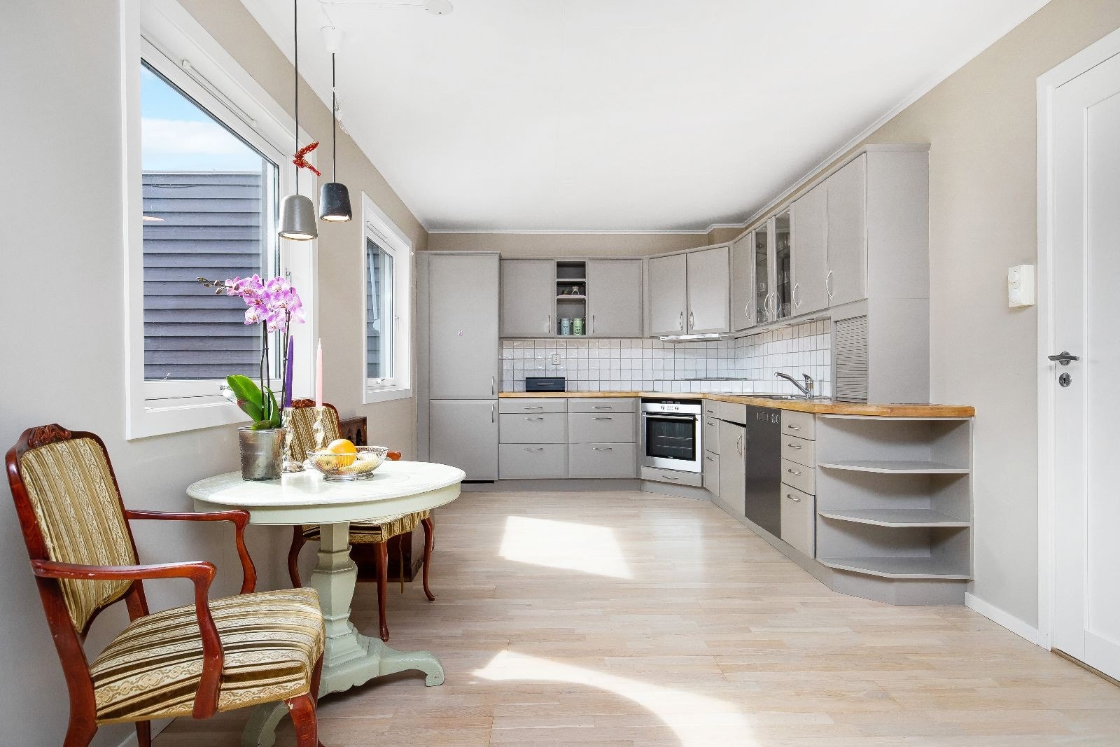 Det er plass til et hyggelig frokostbord ved vinduet Galleribilde