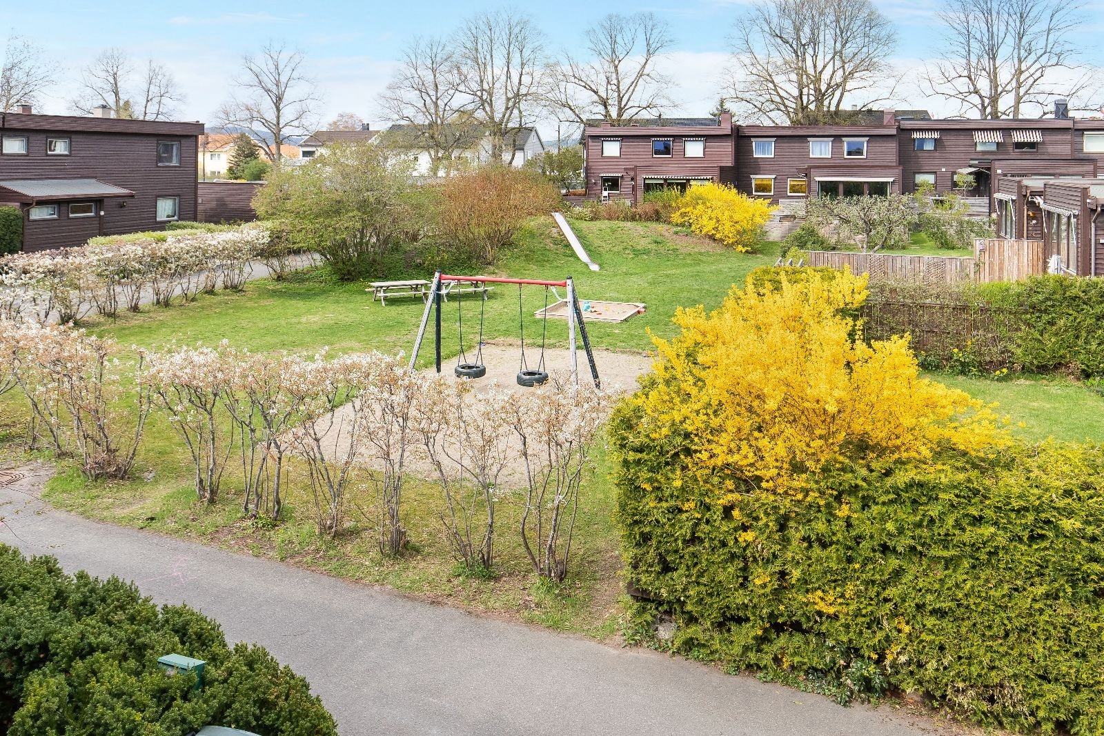 Fra det ene barnerommet ser man rett ut til den fine lekeplassen rett utenfor Galleribilde