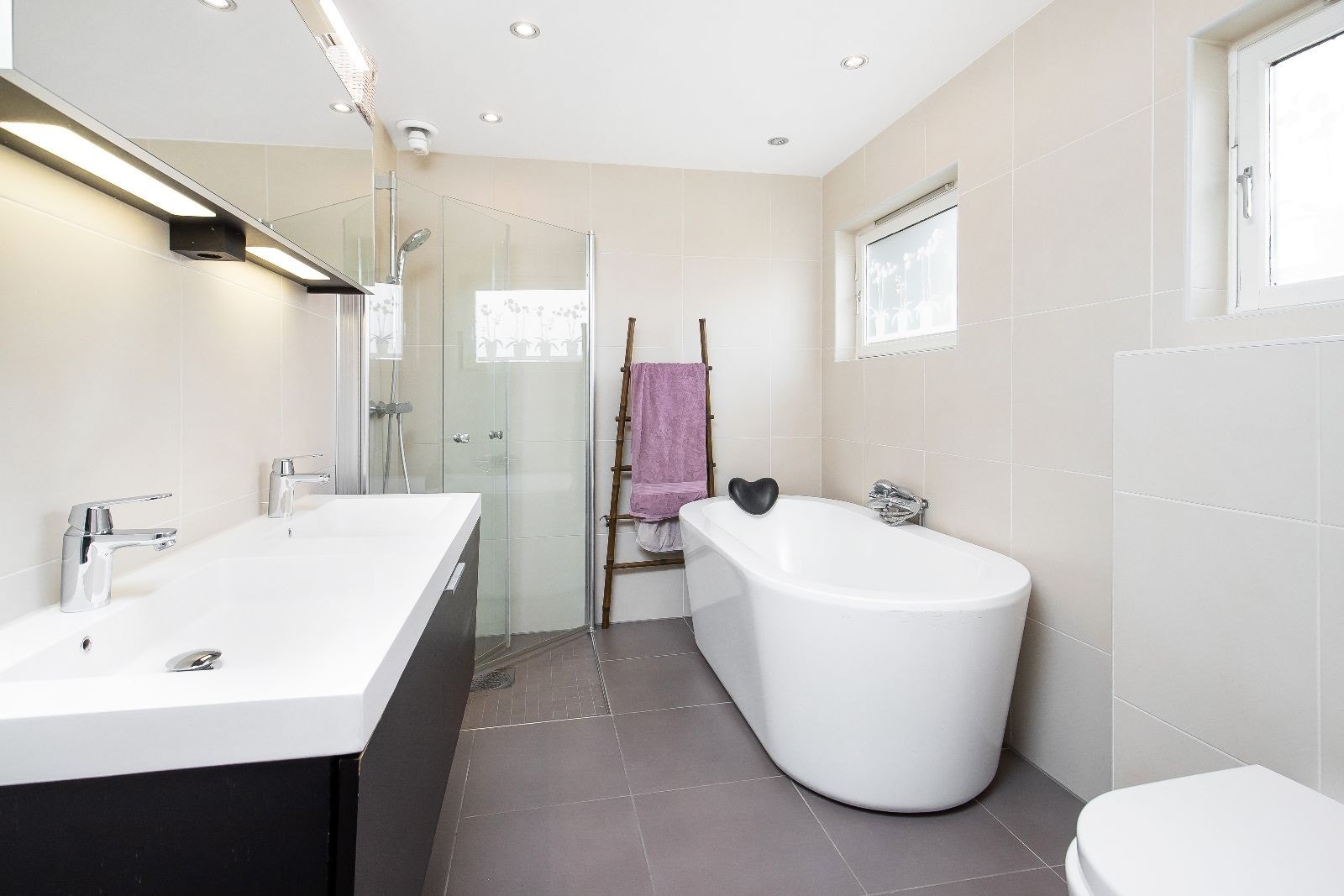 Delikat bad i med både dusj og badekar Galleribilde