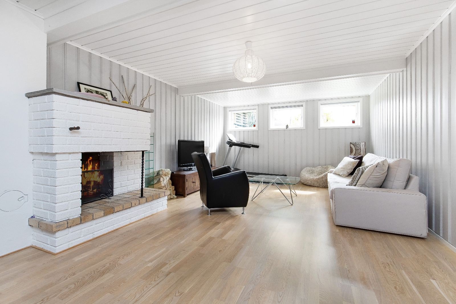 Romslig kjellerstue med mange bruksområder Galleribilde