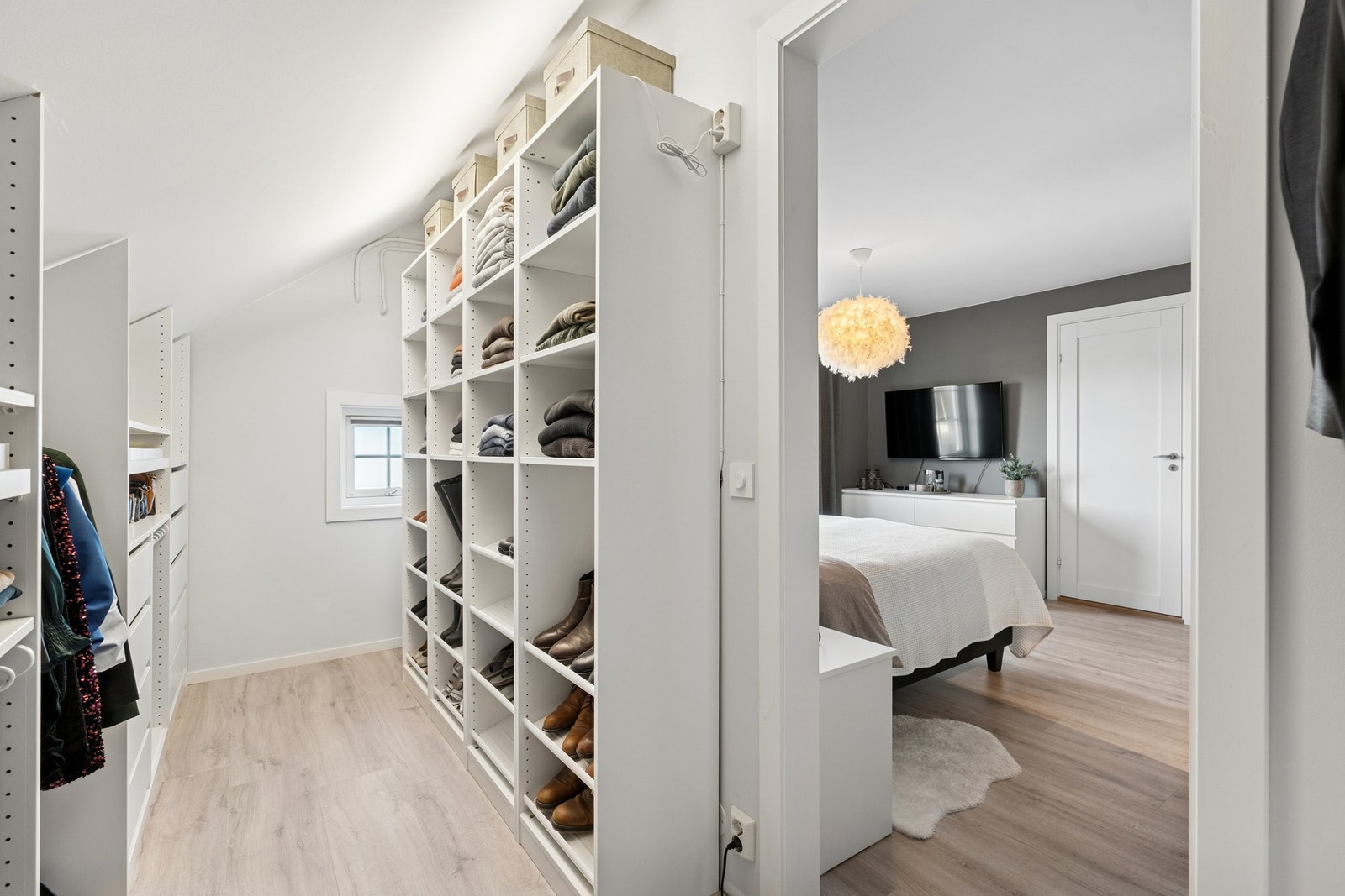 Walk- in med praktiske garderobeløsninger Galleribilde