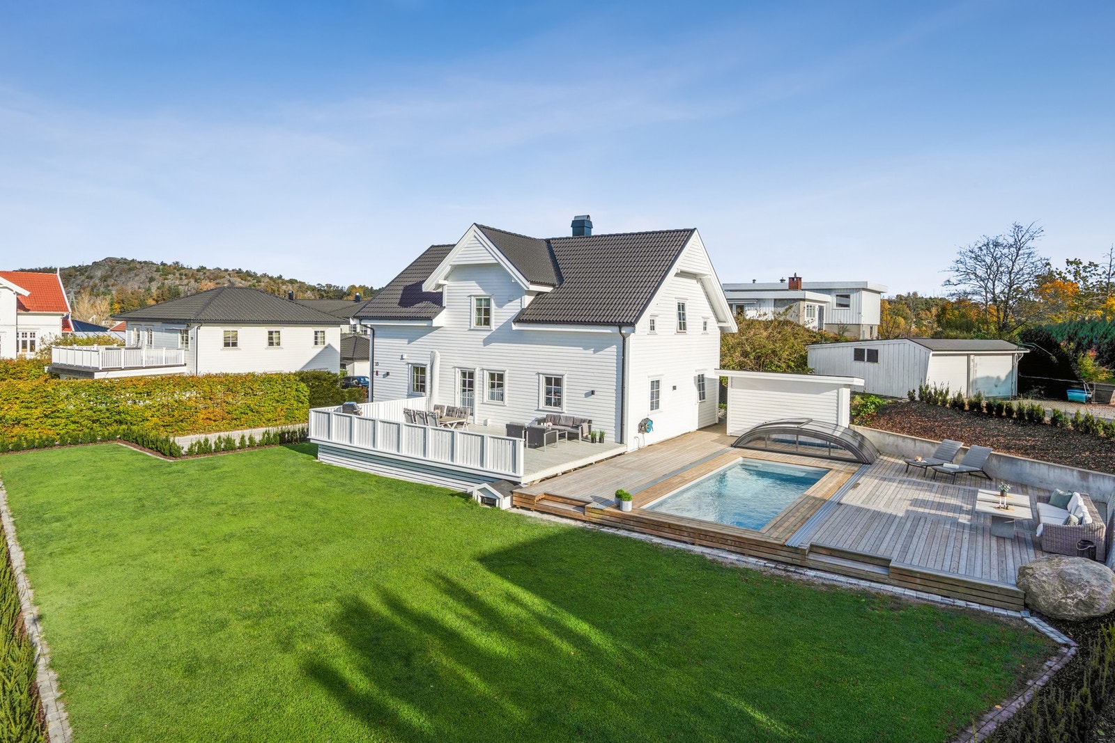 Boligen ligger i et skjermet og rolig område uten gjennomgangstrafikk. Galleribilde