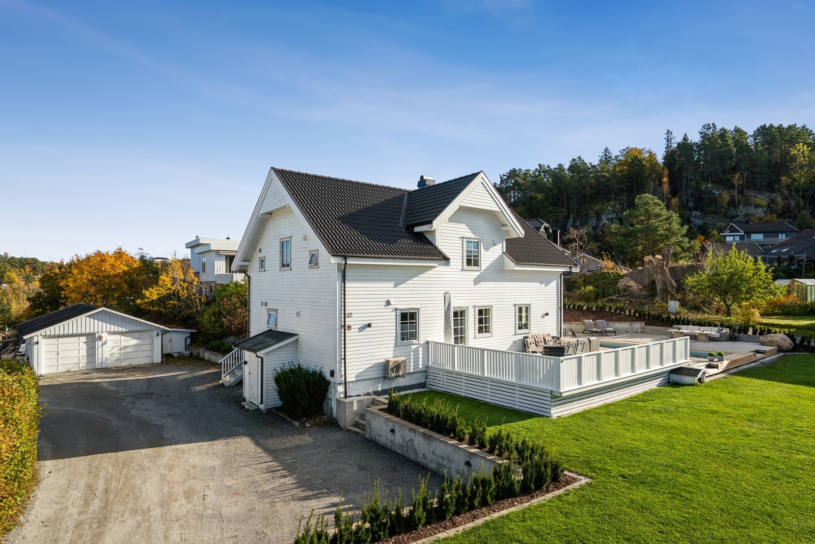 Boligen har tilhørende dobbel garasje. Det er montert el- bil lader. Galleribilde