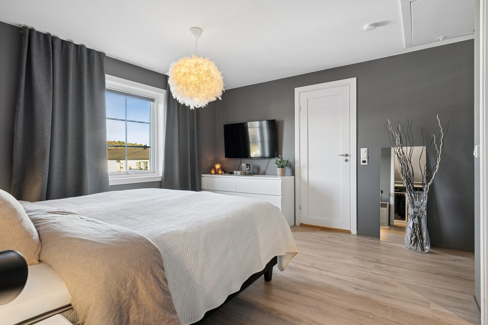Hovedsoverommet er romslig og ligger med tilknytning til både walk- in garderobe og et badeværelse. Galleribilde