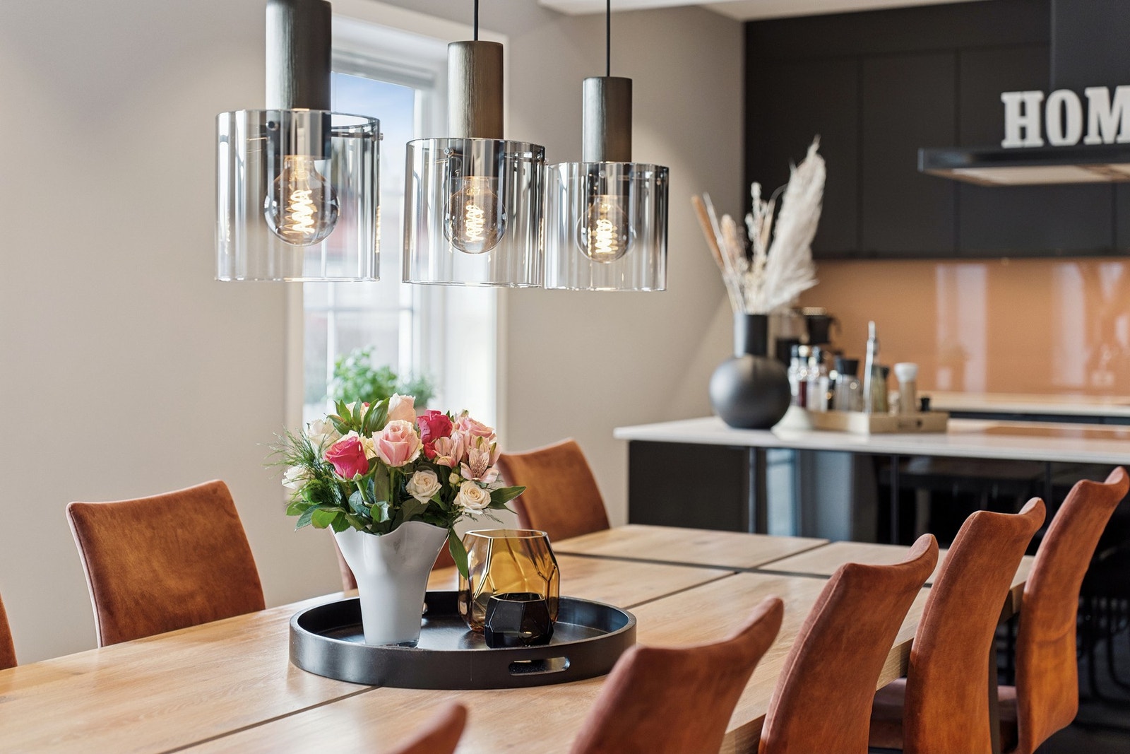 Integrert induksjonstopp, stekeovn, kombi stek/mikro, oppvaskmaskin og vinskap er integrert og medfølger i handelen. Galleribilde