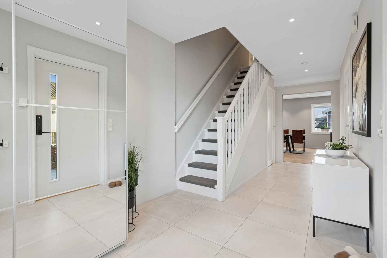 Det er varmekabler på begge bad og entre. Luft til luft varmepumpe er montert i 2023. Galleribilde