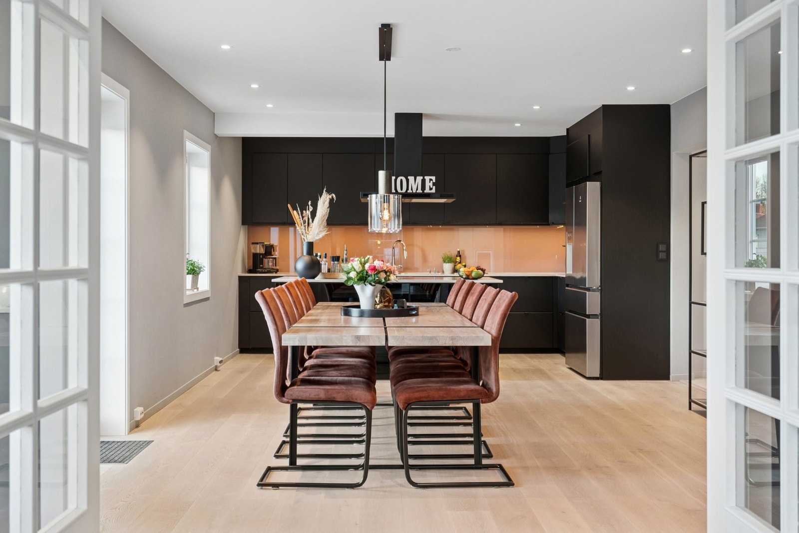 Det er rikelig skap- og benkeplass på kjøkkenet. Galleribilde