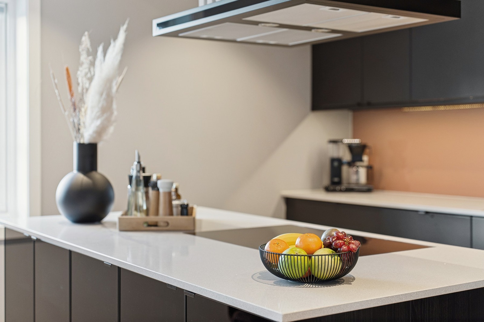 Benkeplaten på kjøkkenet er i en lekker steinkompositt. Galleribilde