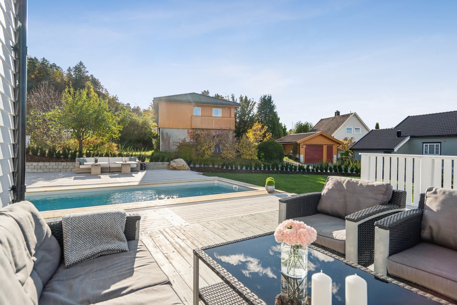 Det er bygget ny terrasseplatting og montert nytt svømmebasseng med selvdoseringssystem i 2024 Galleribilde