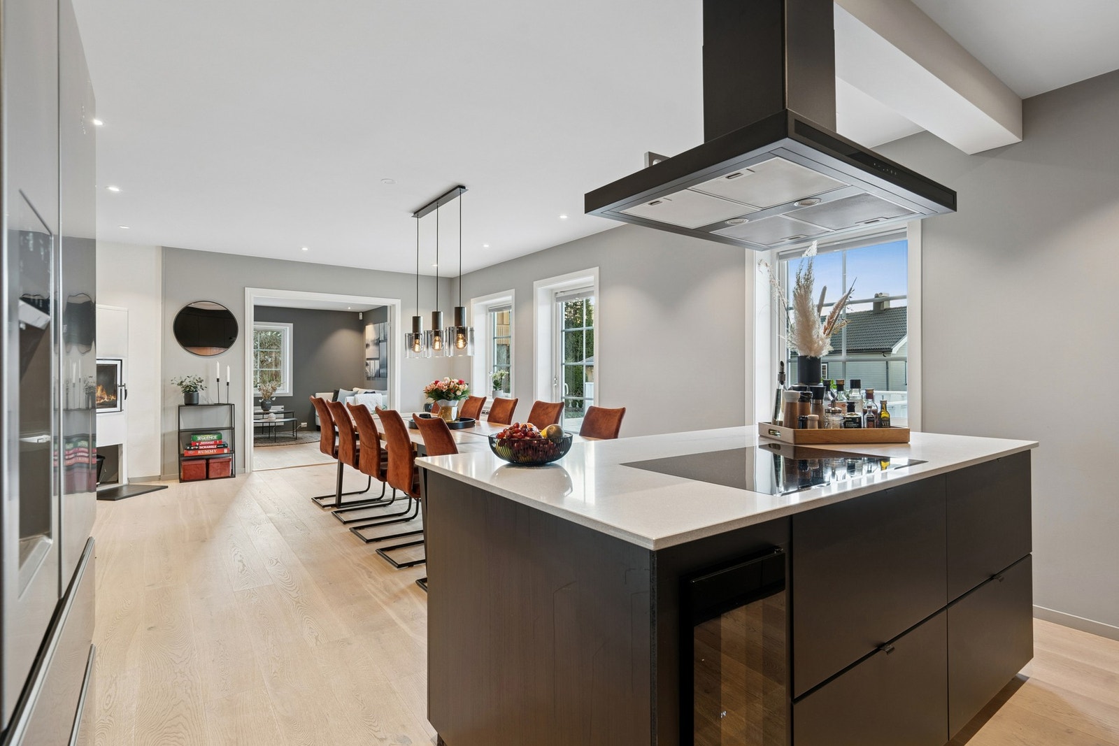 Nåværende eier har satt inn en pen, nyere kjøkkeninnredning ( 2020) med kjøkkenøy og åpen løsning mot stor spisestue. Galleribilde