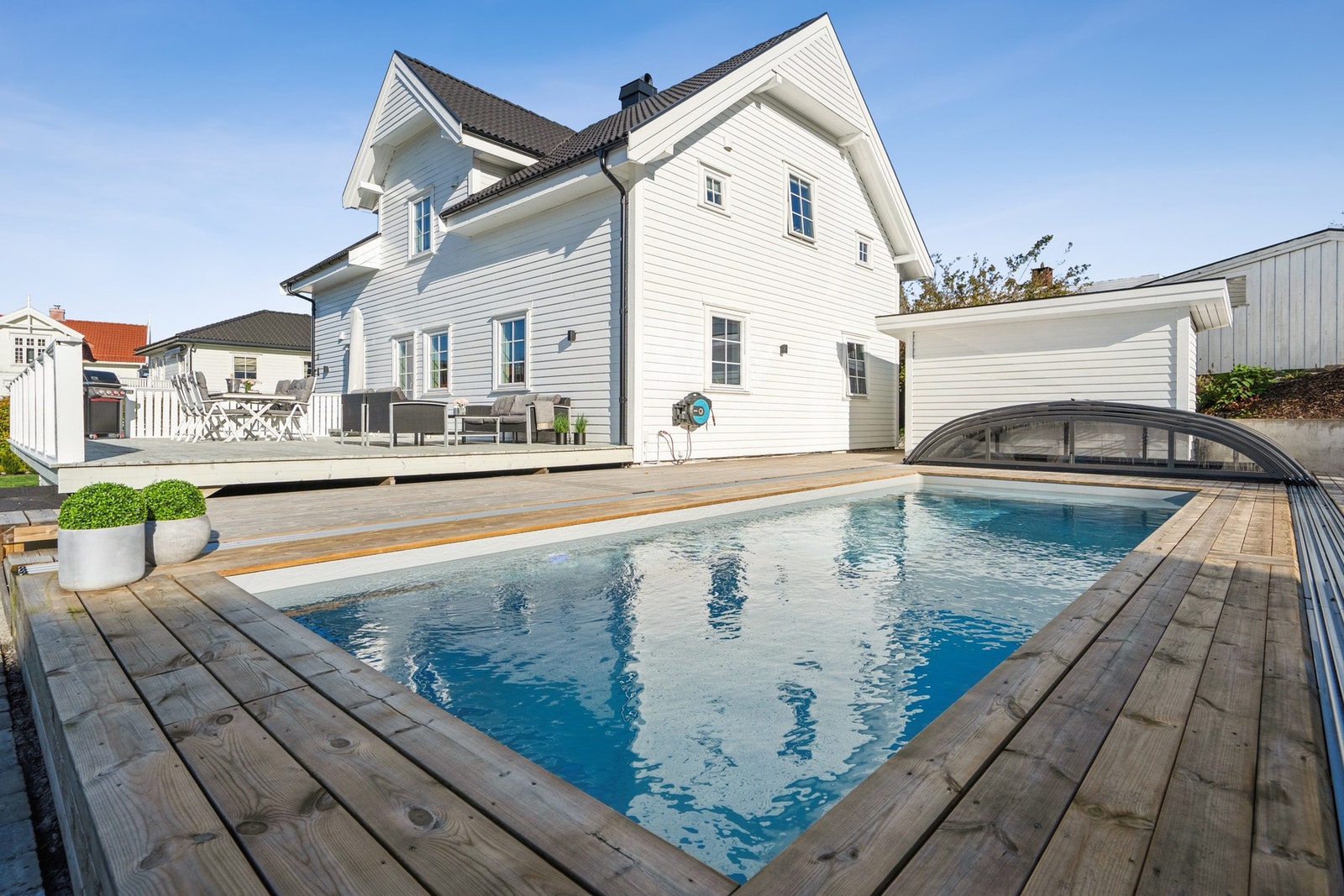 Fantastiske utearealer! Det er også en utvendig bod. Galleribilde