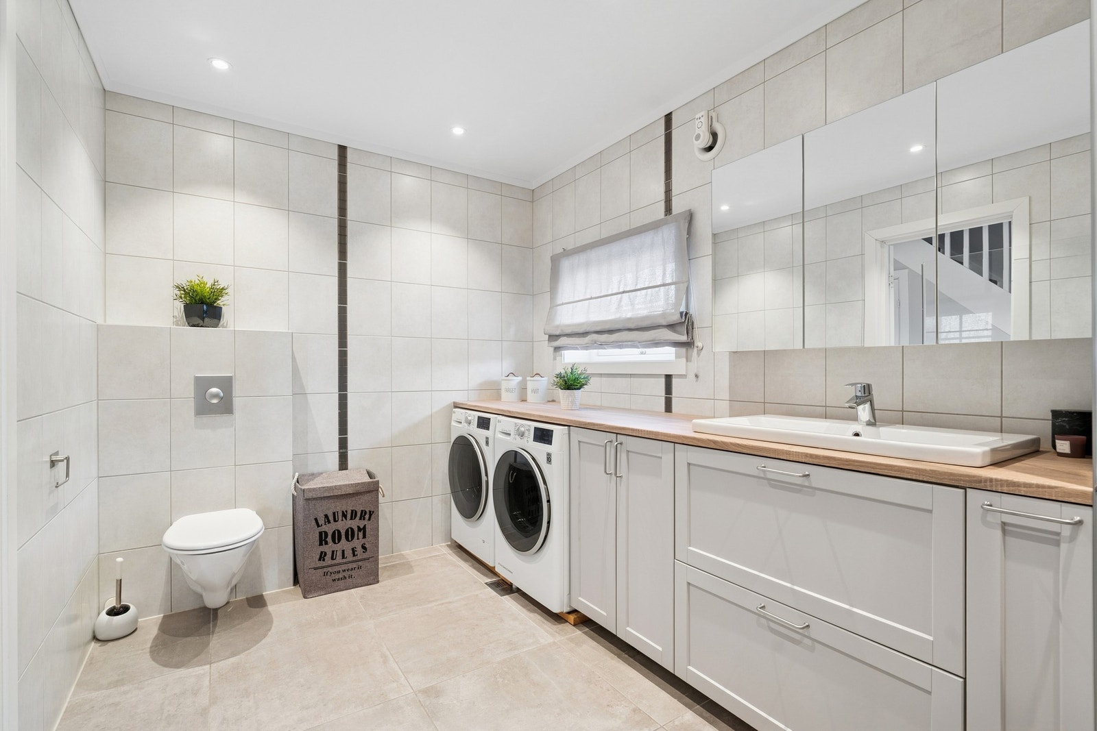 Kombinert bad/ vaskerom i 1. etasje Galleribilde