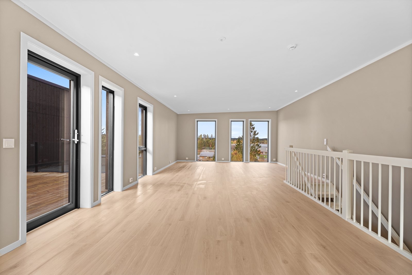 Topp etasjen byr en svært romslig stue, spisestue og kjøkkenløsning. Tillegg er det direkte tilkomst til stor solrik takterrasse. Galleribilde