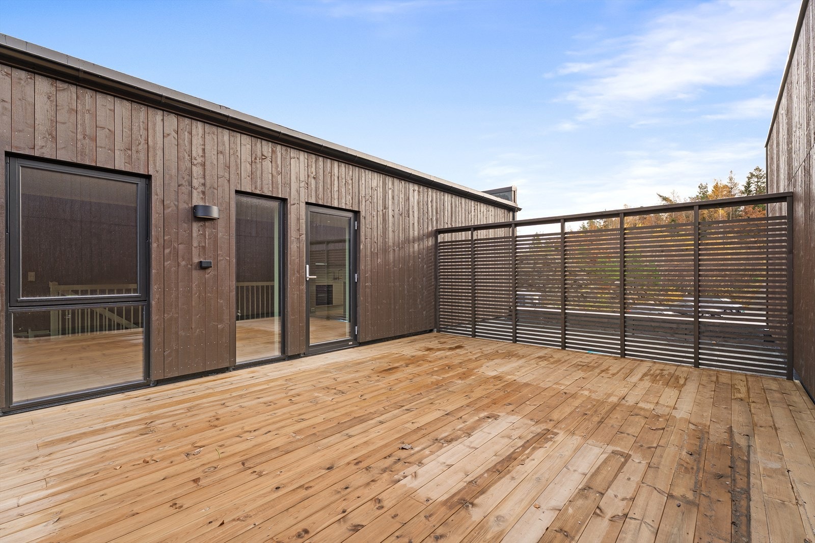 Stor solrik takterrasse, utgang fra stue og kjøkken. Leilighet 206 er ledig og innflytningsklar. Galleribilde