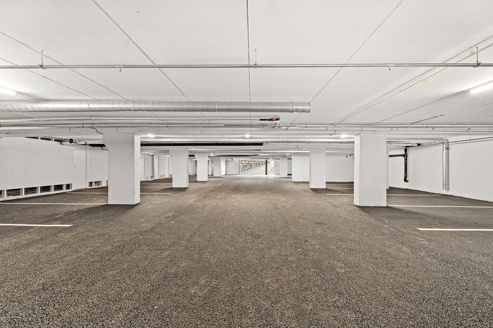 Det medfølger 2 stk parkeringsplasser i garasjeanlegg samt to boder. Galleribilde