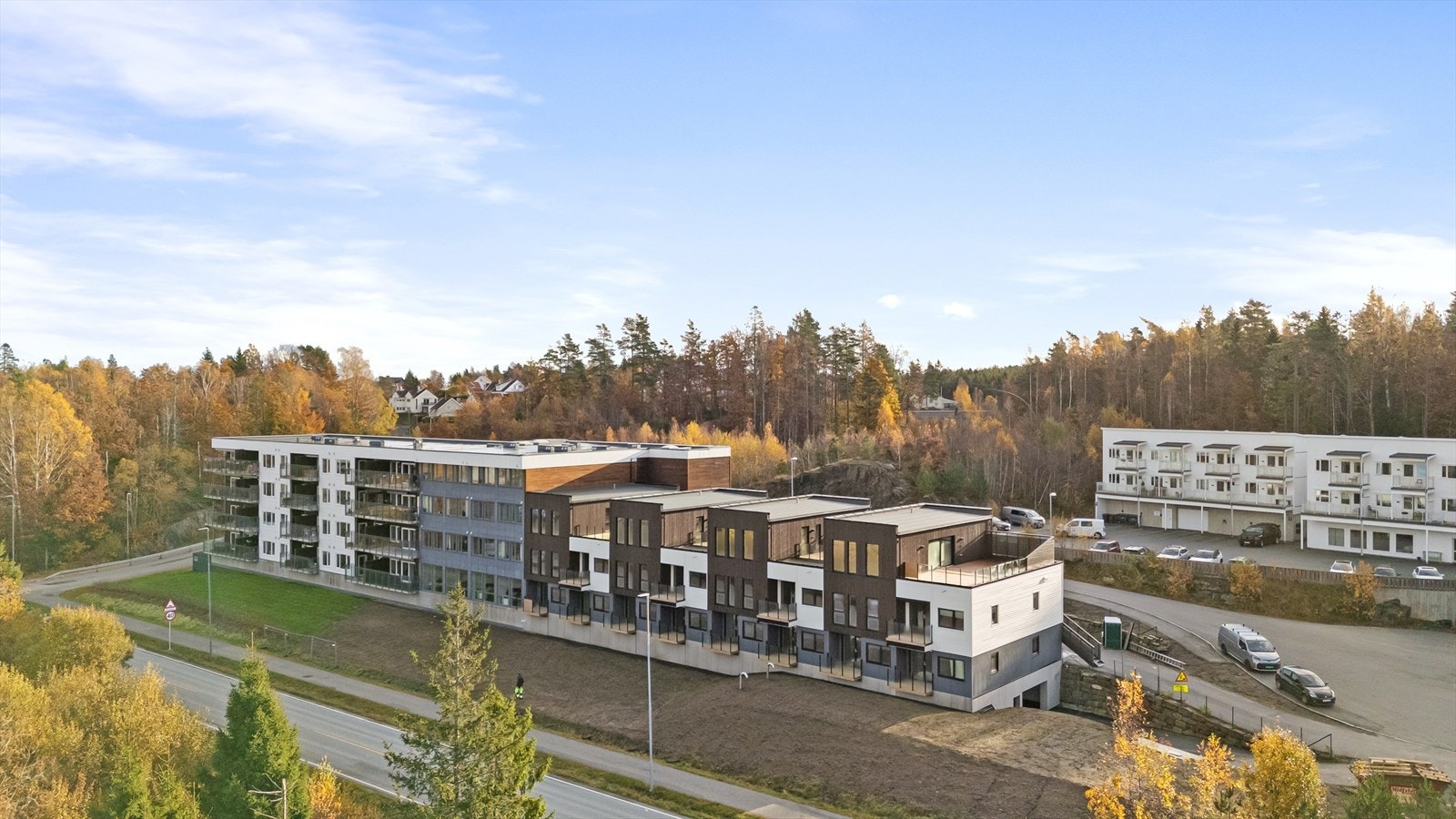 Velkommen til Romstølen idyll på Myra. Stor innholdsrik leilighet over to plan med 3 soverom, takterrasse og 2 stk parkeringsplasser i kjeller + 2 boder inkl i prisen. Galleribilde