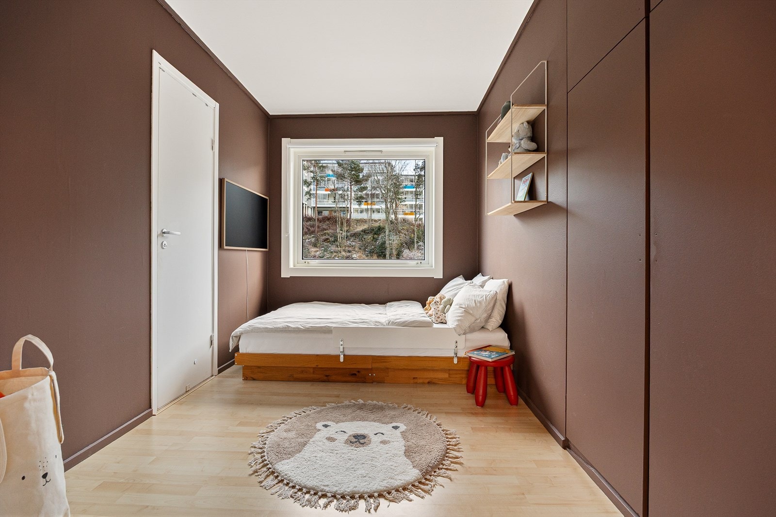 Romslig soverom med eget walk-in-closet, samt garderobeskap. Galleribilde