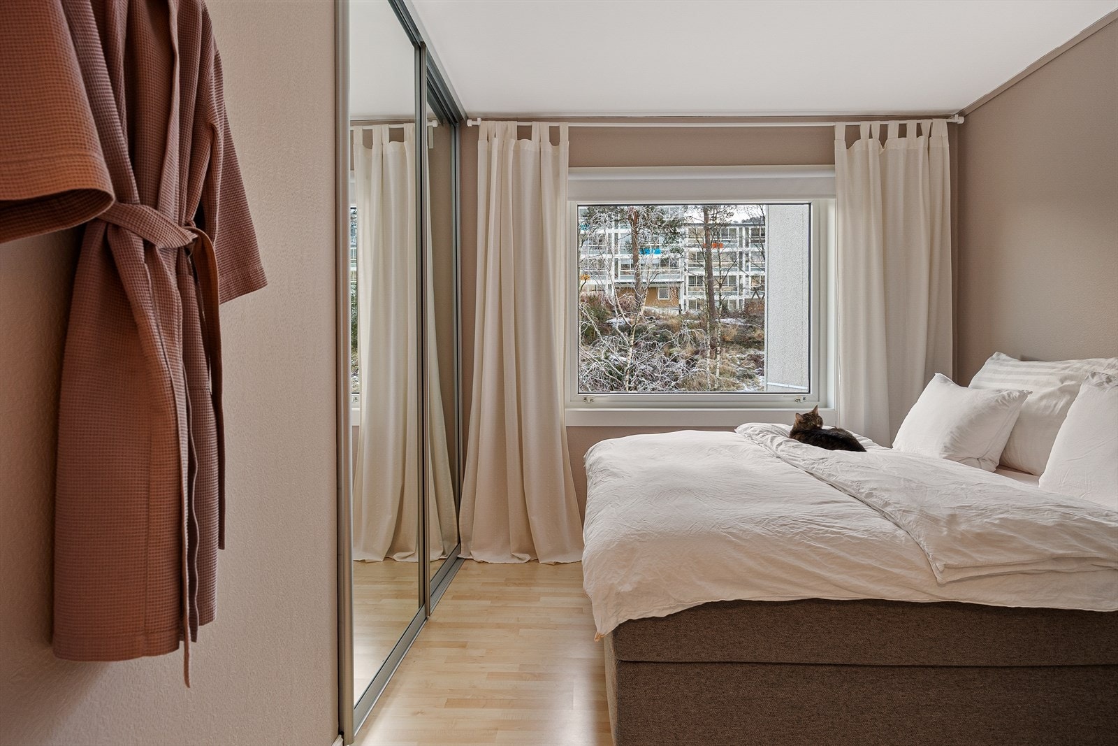 Leiligheten har to store soverom, hvor det ene har walk-in-closet. Galleribilde