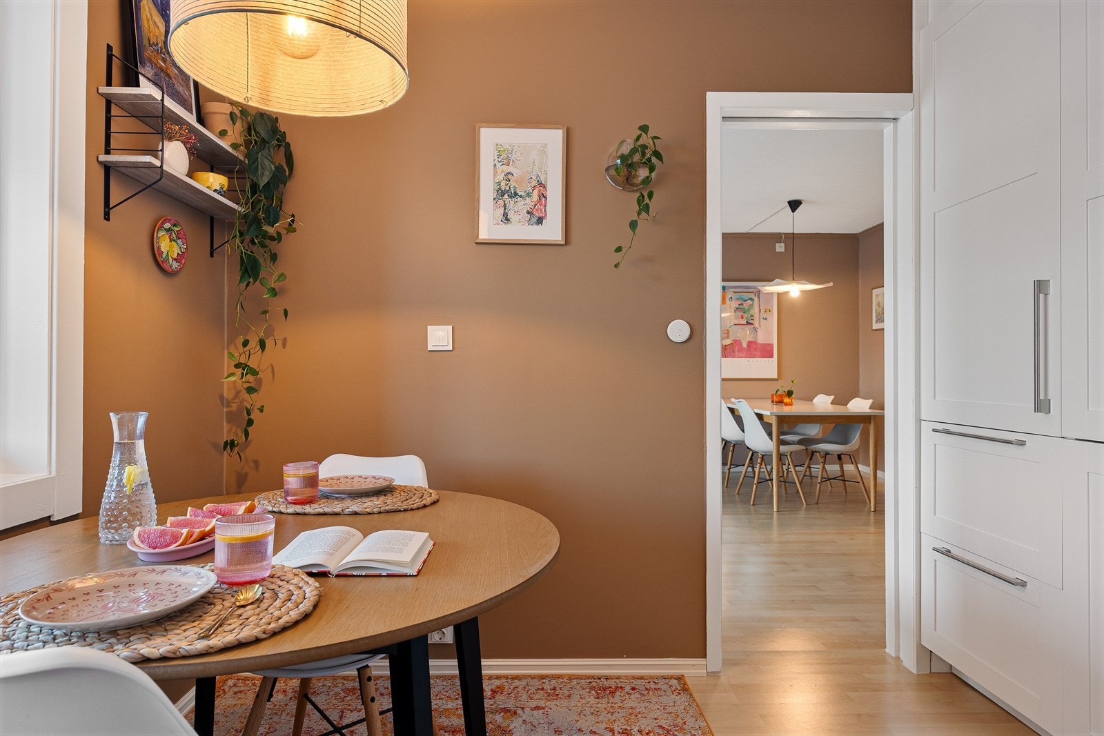 God plass til frokostbord på kjøkkenet. Galleribilde