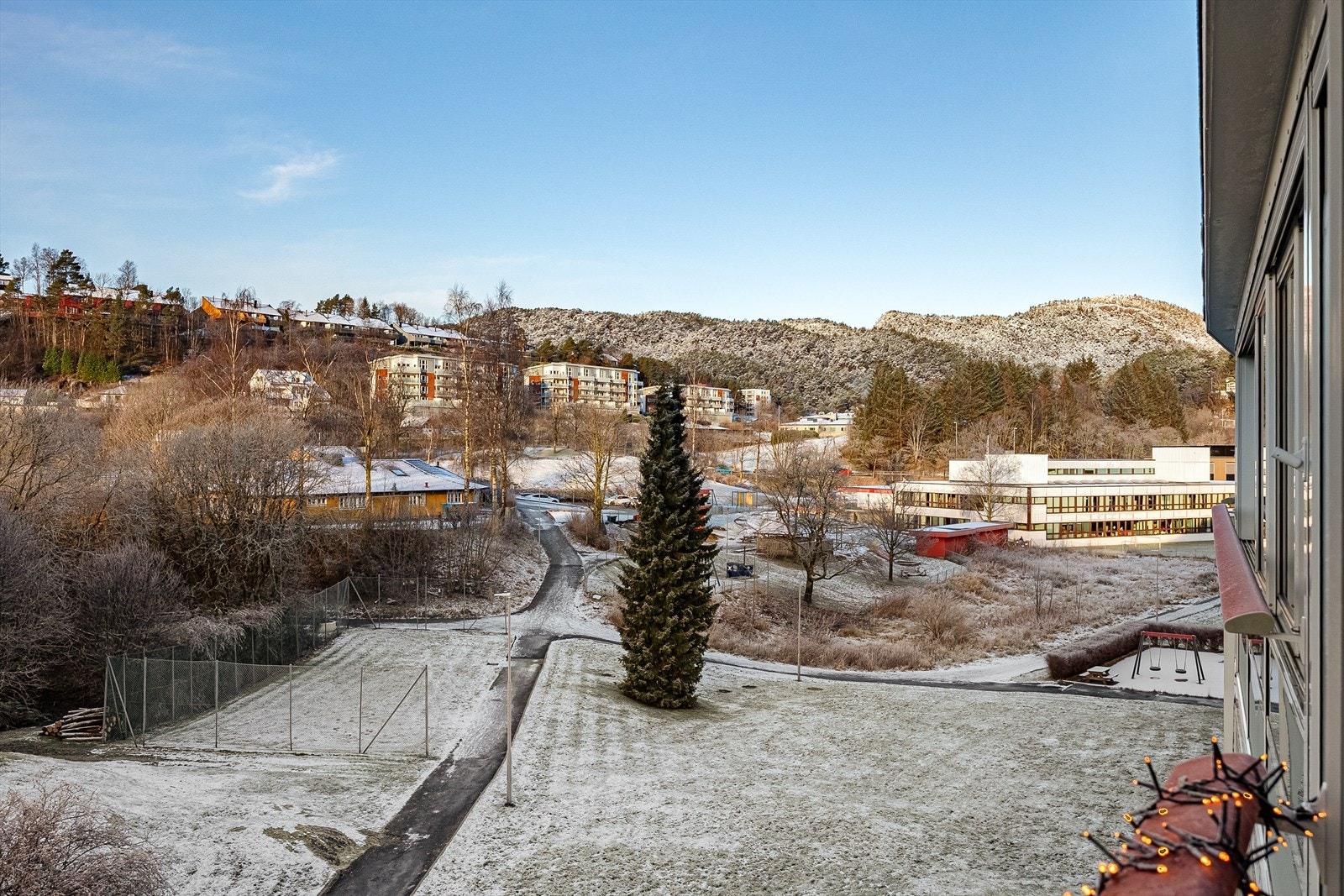 Leiligheten har en svært sentral beliggenhet i Fyllingsdalen, kun få minutters gange fra Oasen kjøpesenter og bybane- og busstopp. Galleribilde