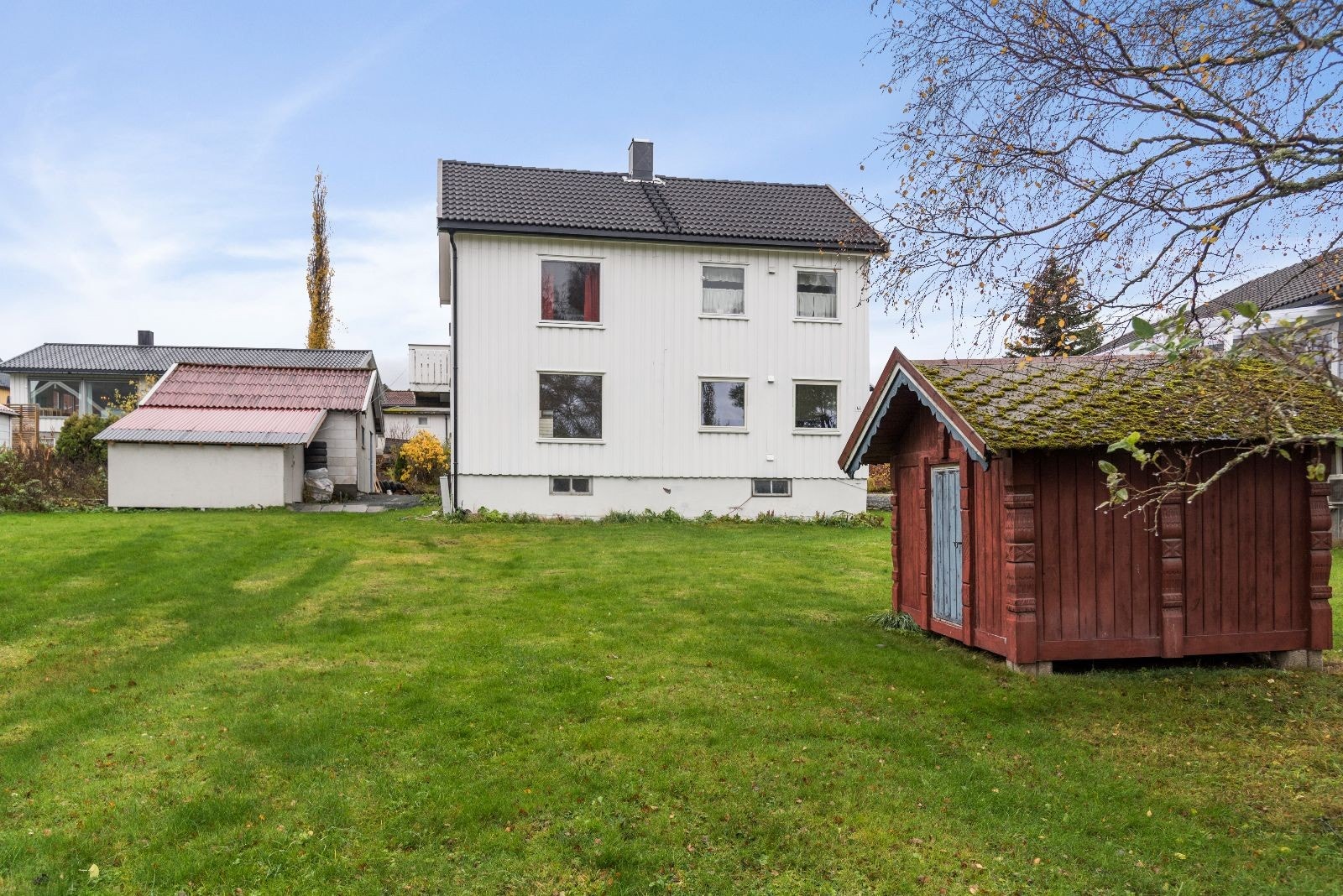 Leiligheten ligger i byggets 1. etasje og disponerer hage med leilighet over Galleribilde