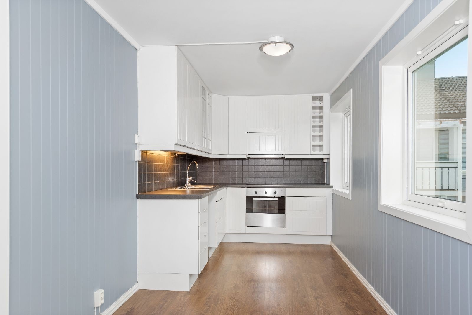 Moderne kjøkken med integrert komfyr Galleribilde